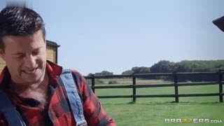 【欧美野战】农场里的小美女清晰操穴这环境搞起来很刺激，肉肉靓女嫩B一流_293063