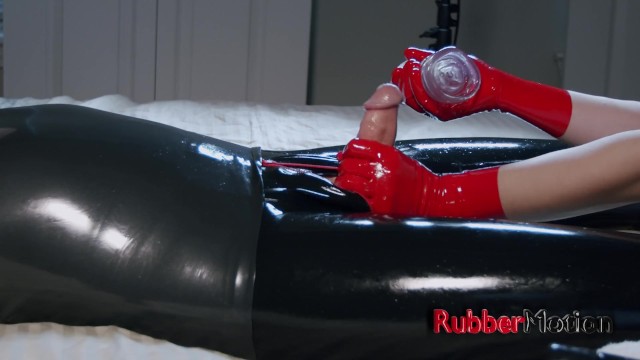 戴乳胶手套的女孩用玩具抚摸BFs鸡巴（慢动作视频）