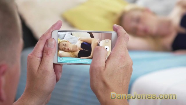 丹恩·琼斯（Dane Jones）喷着水的金发美女吮吸和操着她男人的粗鸡巴