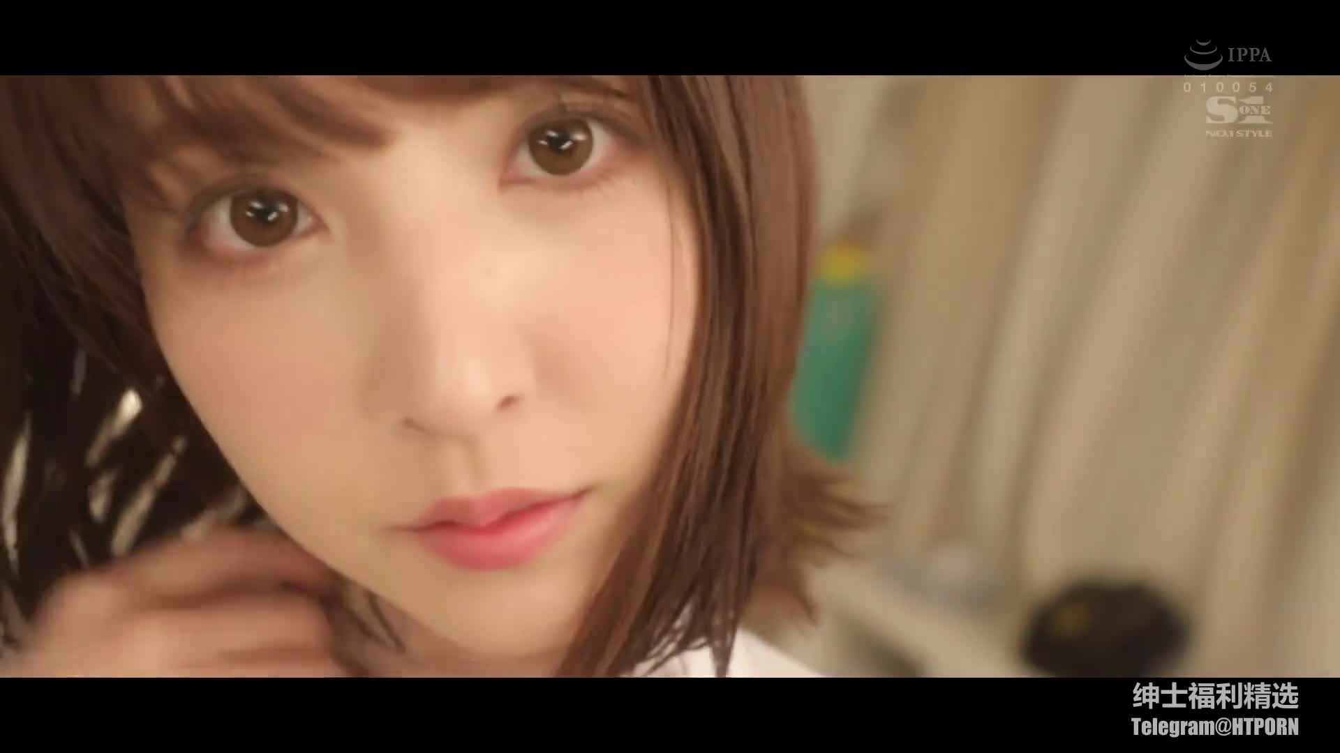 大插入娇小卷发宝贝湿透了的阴户里