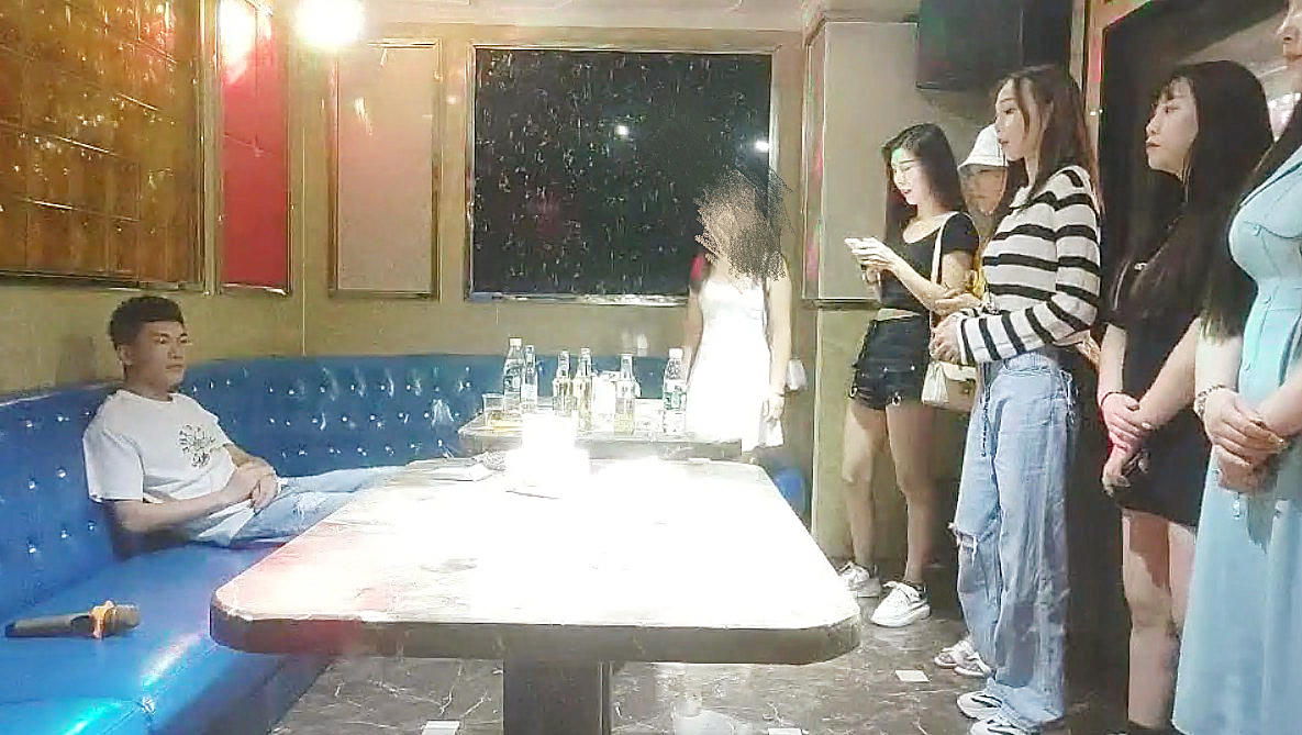 全网商K独家四五个小姐姐排排站任君挑选激情4P歌声伴着酒精刺激