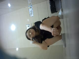 zipai#某站最新流出商场全景女厕偷拍红内裤美眉一边看手机一边擦逼最后闻闻擦完逼的卫生纸