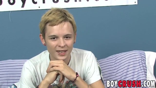 好男人在脱衣服和脱衣服前回答问题