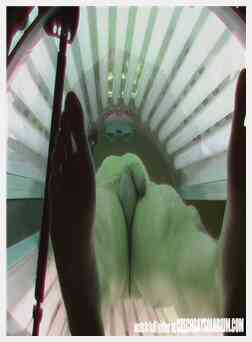 在公共日光浴室中的两个间谍相机的秘密图像