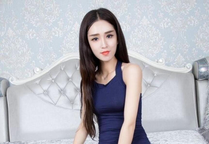 性感屁股无毛一线天粉逼妹子在睡觉被炮友玩弄脱下内裤插入舔奶头侧入猛操呻吟娇喘非常诱人