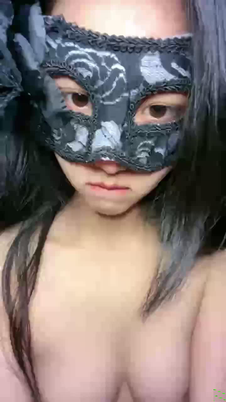 长得贼拉漂亮的学妹下海直播挣外快，在狼友的金钱攻势下敞开玩弄，娇乳嫩逼淫声荡语，抠逼爆菊花精彩又刺激
