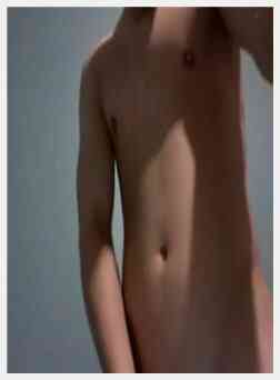 年轻的觉梭哈抽搐关闭他的公鸡上网络摄像头