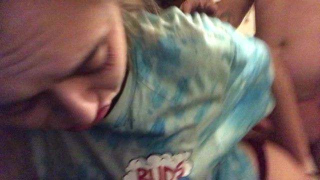 当男朋友喝啤酒的时候，作弊的本地青少年会像迪克·道格那样和卡姆斯打交道