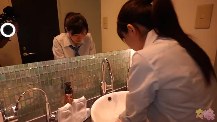 和哥们一起调教美臀性奴 3P前后夹击无套抽插 双穴内灌买白白的精华~