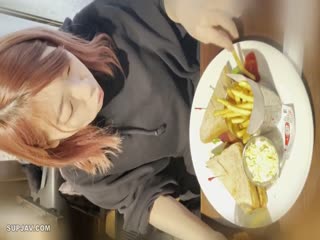 FC2PPV-2909310 1本のおまけ動畫あり［顔出し］18歳のミオちゃんと食べ歩きデート女神