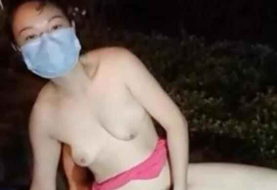 逼毛性感大胆红衣美女主播半夜和粉丝小哥路边绿化带野战不时有车路过也不怕