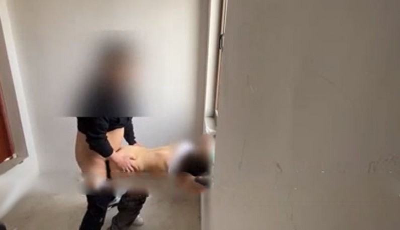 老公突然查勤！偷情人妻临危不乱继续 天台激战！