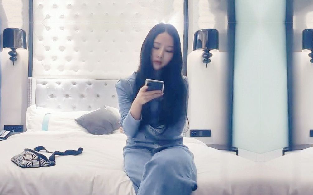 甜美车模大长腿肤白貌美真尤角度专业激情四射