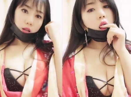 露脸身材很好的璃儿情趣和服激情一多大奶子大屁股标准的炮架道具抽插呻吟不断欠操的表情真骚