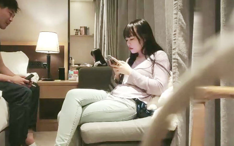 牛仔裤胸上纹身妹子啪啪按着腿手指扣逼上位骑坐大力抽插猛操