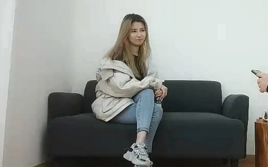 大长腿牛仔裤美妞有点骚坐在身上扭动屁股脱下裤子让美女舔屌