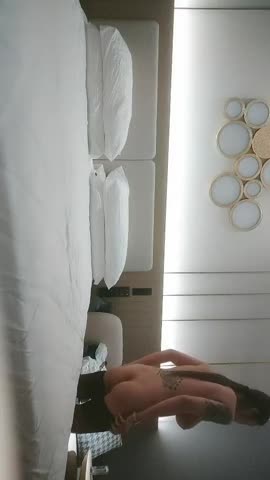 2021-10-22 战神小利打桩机眼镜哥探花，牛仔外套巨乳外围女，翘起屁股掰开看，骑乘猛坐侧入，晃动大奶子