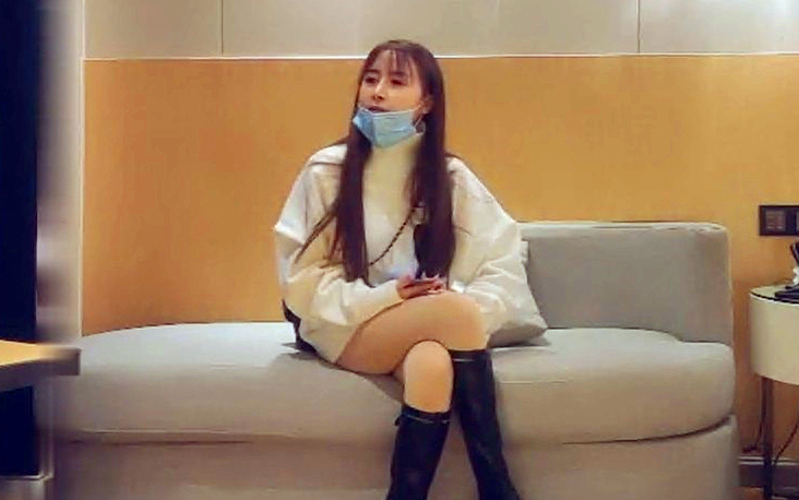 如假包换正宗白皙美腿美少女脸蛋儿长得像个洋娃娃