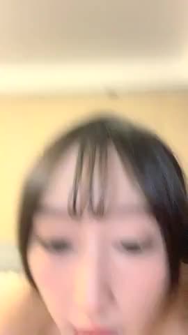 20211113，【泡泡咕】，收益榜前三，日入过万，极品女神，蜂腰翘臀尤物每天发嗲，今天女警制服，直播间礼物横飞，精彩之极