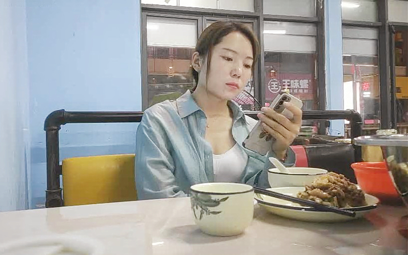 再约良家珠宝女吃完饭带回酒店操逼推到强吻扒掉裤子