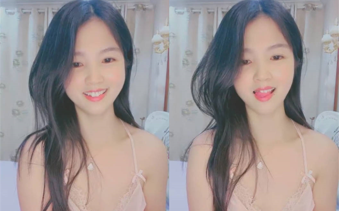 很会诱惑看的观众流鼻血内裤拖到大腿掰穴