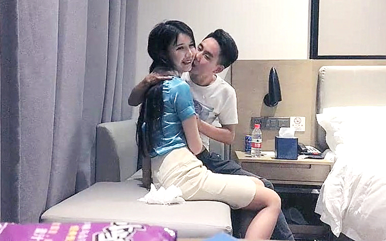 帅小伙酒店约操温柔兼职美妞