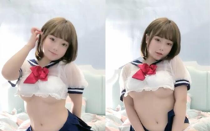 长相清纯极品短发清纯妹子道具自慰秀情趣学生制服脱光光假屌摩擦骑坐