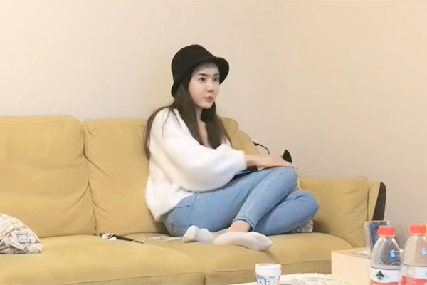 能聊黑色外套妹子穿上白色網襪抹上潤滑油側入猛操搞完一炮休息再來