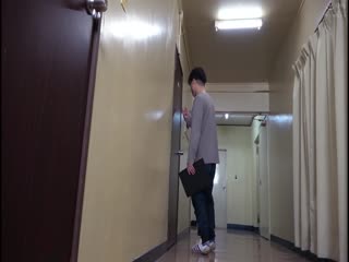 情色妻子在她公寓的走廊裡出軌，而丈夫在隔壁的房間