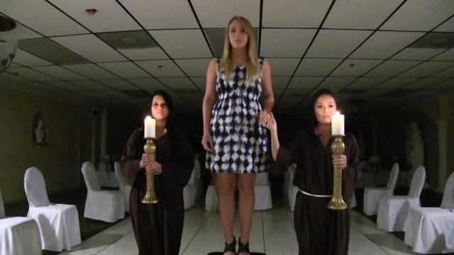 迷住她——姐妹关系的下一步就是迷住她