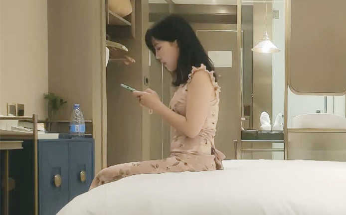 一袭长裙佳人夜晚来相伴