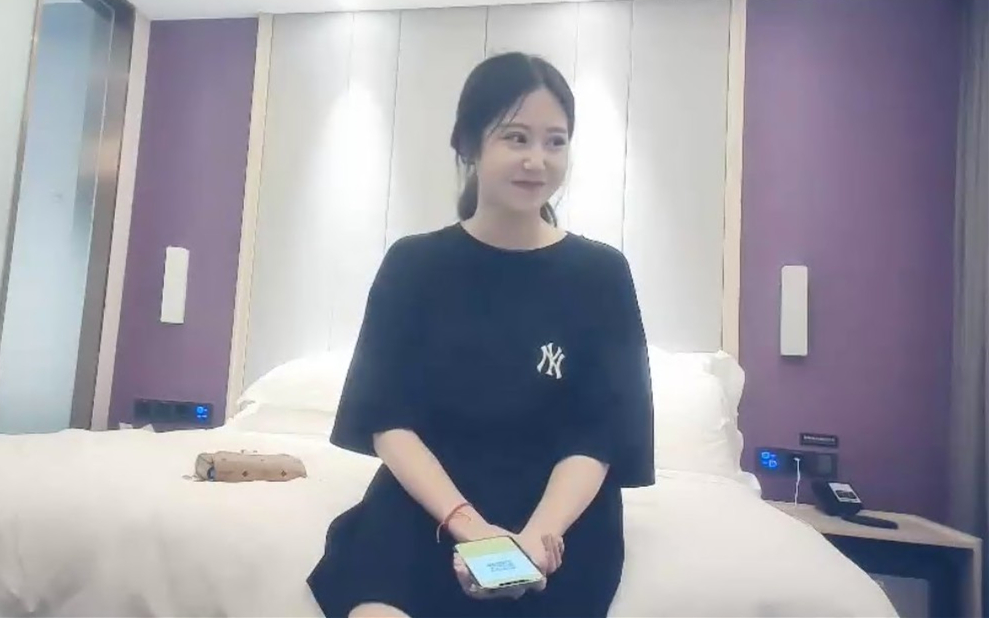 长相文静马尾辫妹子特写深喉硬了直接抱起来操拉着双手后入撞击屁股妹子被操的呻吟连连