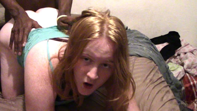 他妈的乌鸦和她爸爸在隔壁房间（让她拿走了老二）