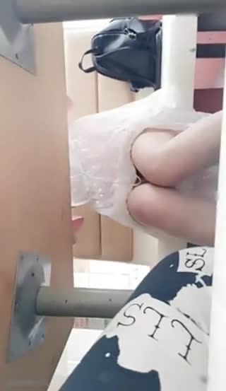 打完野战猥琐男请白虎主播去餐厅吃大餐玩露出