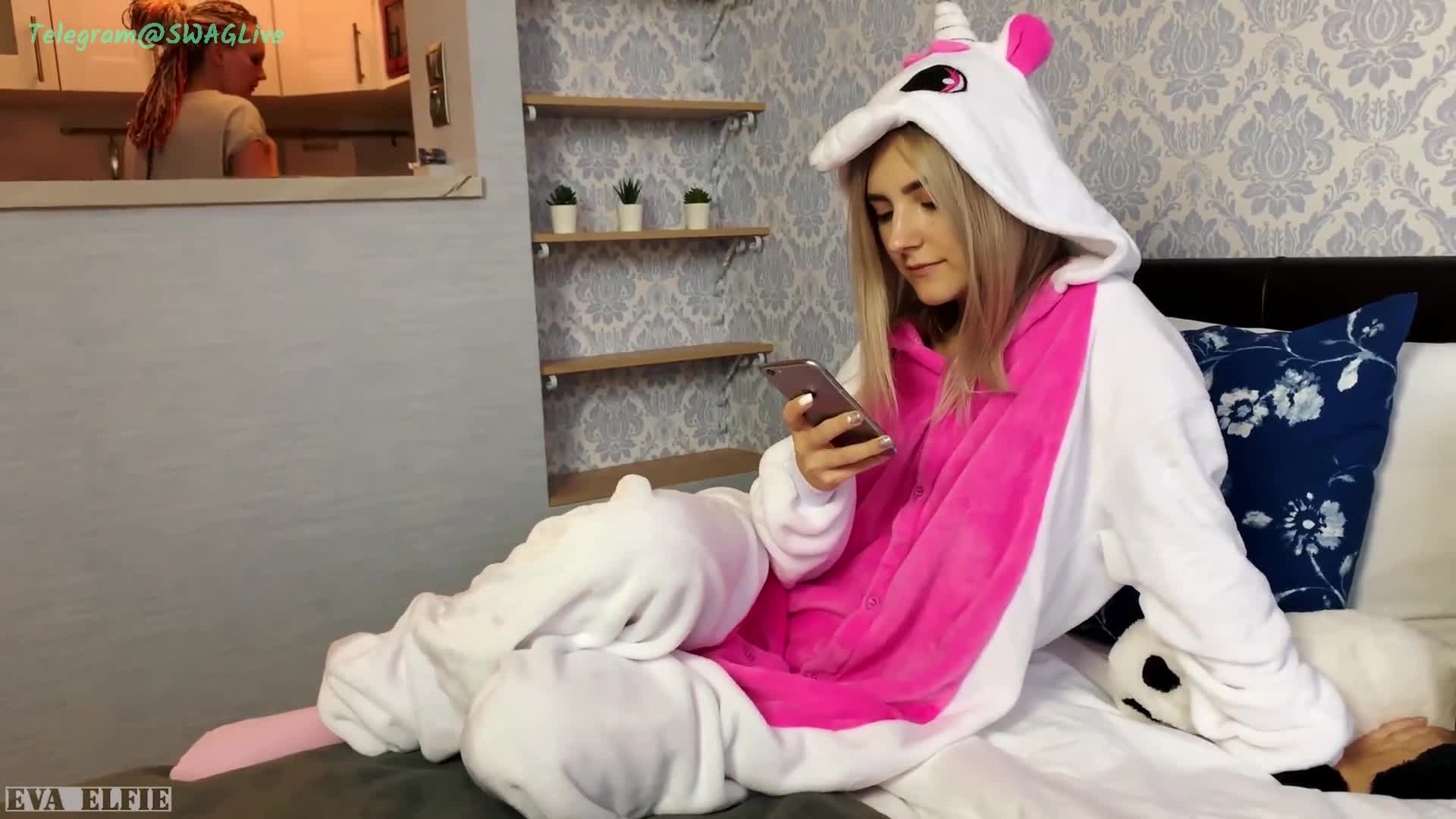 11月流出P站焦点人物网红极品巨乳美少女嫩妹【伊娃乱伦剧情】可爱兔女装妈妈在厨房做饭偷偷与哥哥做爱忍着不敢呻吟_00_00_04 new