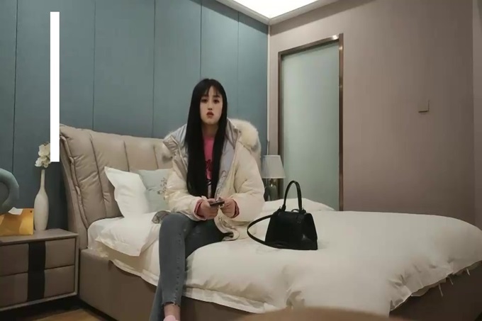 guochan粉衣牛仔裤妹子激情啪啪，口交舔弄上位骑坐抬腿大力猛操