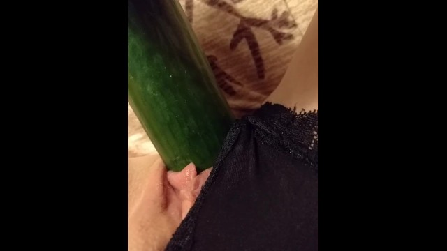 用一根大黄瓜干自己直到我喷出来