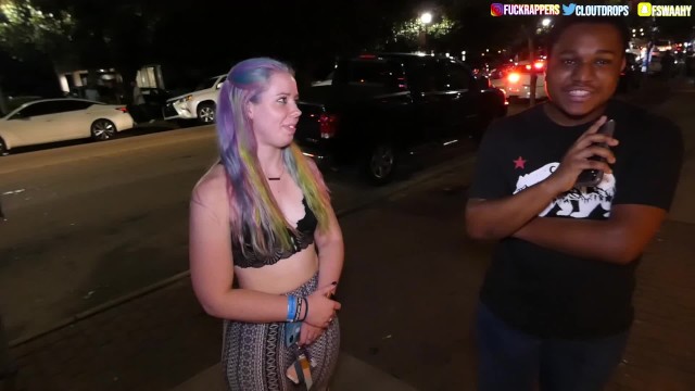 女孩们解释如何把她们从俱乐部带回家