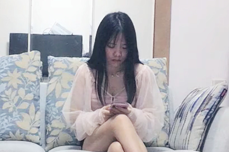 粉嫩小美女，身材苗条胸不小，沙发上抠穴狂插，干哭了