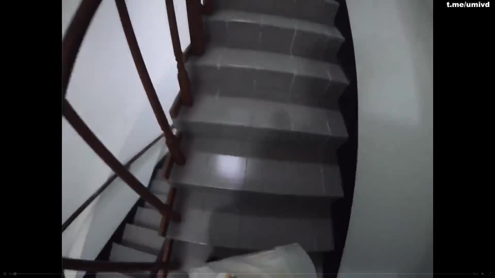 快递员入屋中出黑丝妹子