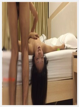 白嫩性感漂亮美女和闺蜜男友酒店见面时不小心中招被各种蹂躏虐