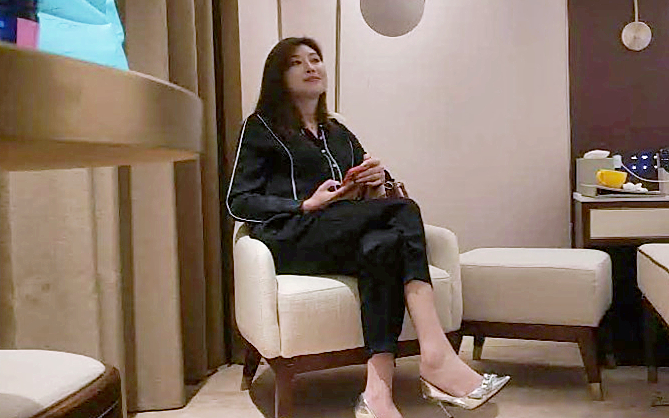 173CM大长腿御姐跪着吸吮舔屌埋头舔穴