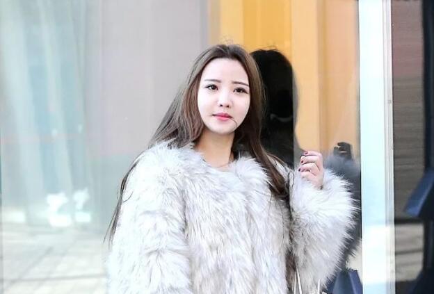 跨年夜酒店搭讪白貂女公厕玩刺激啪啪无套抽插站炮后入口交