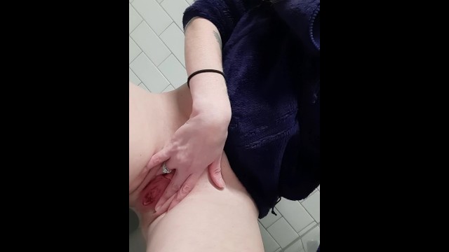 FrankiFox Finger在公共厕所和她紧绷的阴部做爱