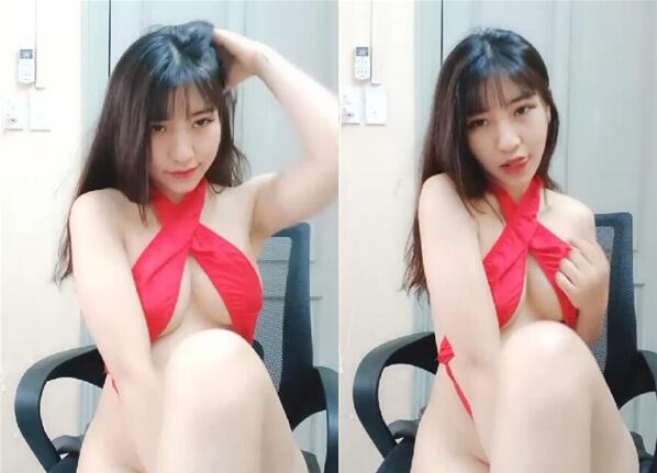 妹子椅子上跳蛋自慰红色情趣装张开双腿跳蛋摩擦塞入震动假屌插入骑乘