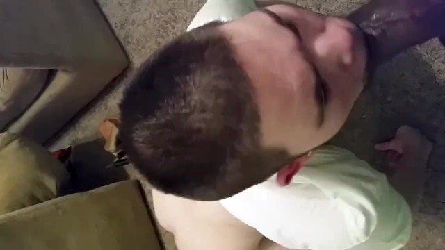我没法脱下D，于是白人男孩把我的鸡巴擦干净，吞下了我的Cum