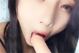 【含羞草推荐】小伙子看黄片看到硬硬的找了亚裔妹子来房里消消火