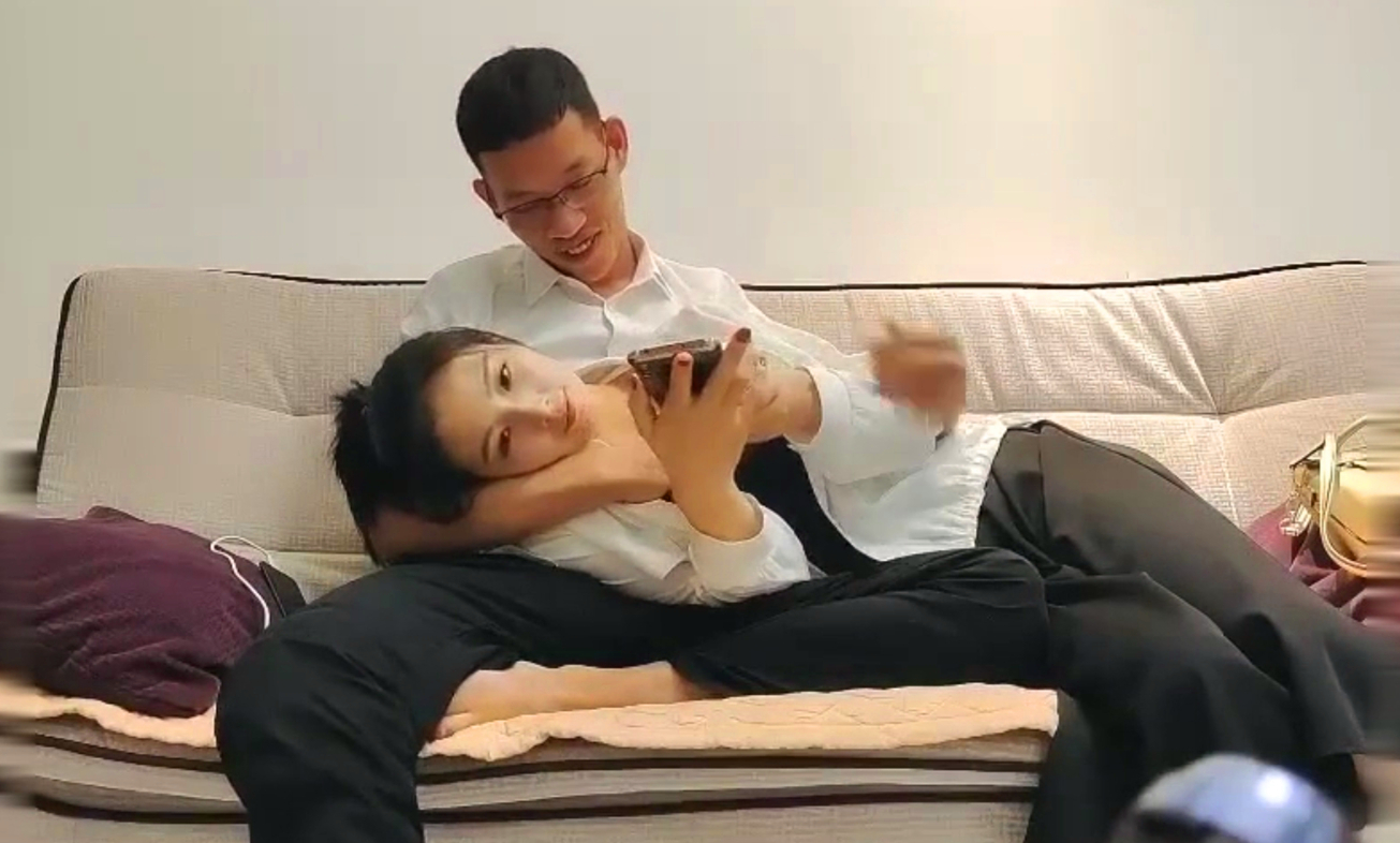 御姐范黑色裹胸裙高素质美女在客厅小沙发上连续操了美女2次沙发干的滋滋响真担心散架