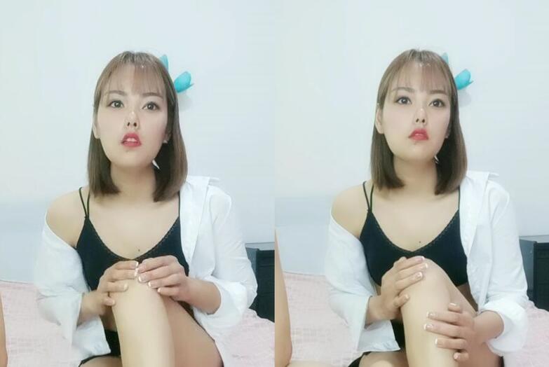 大哥的炮友露脸乖巧听话镜头前摸逼玩奶子深喉口交舔蛋蛋无套激情抽插各种姿势蹂躏射在她小肚子上