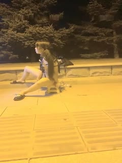 橙橙小罗利学生制服夜晚户外露出跪地爬行假吊后入抽插坐小板凳跳蛋塞入自慰